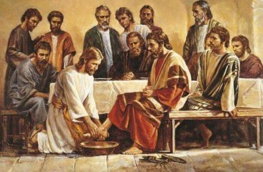 Jesus lava os pés aos discípulos